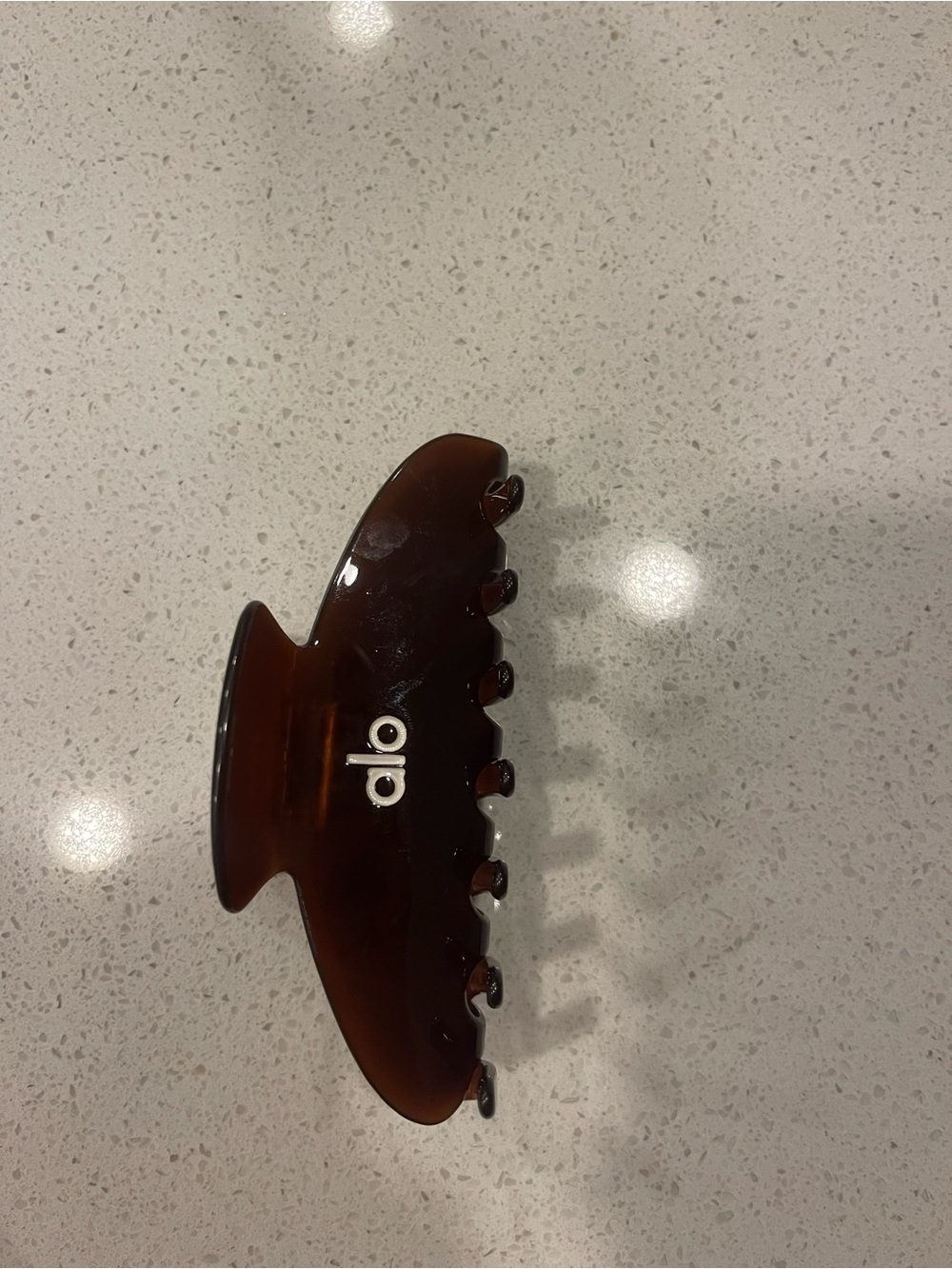 Alo 90’s claw clip brown